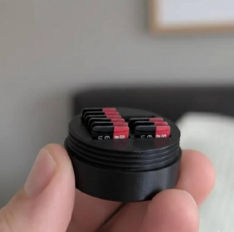 Контейнер омпактный держатель для micro‑SD карт памяти 3.8x3.8x4 см, пластик